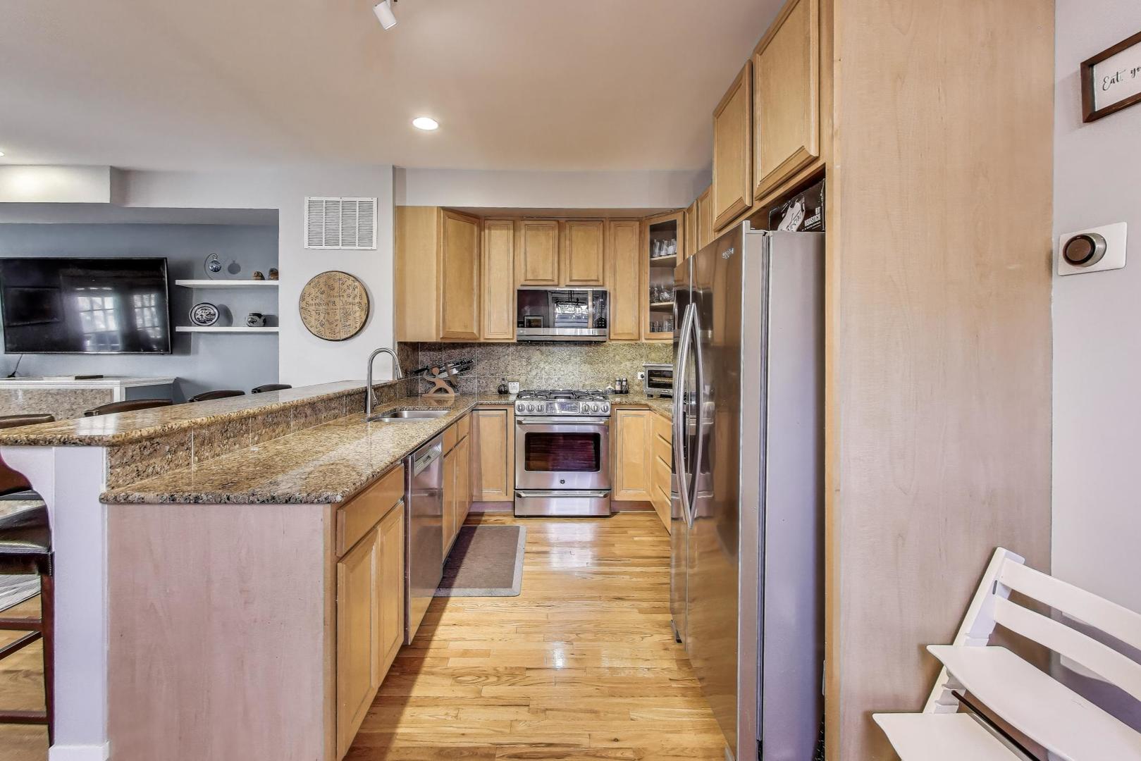 1437 W Belmont Avenue Unit: 4