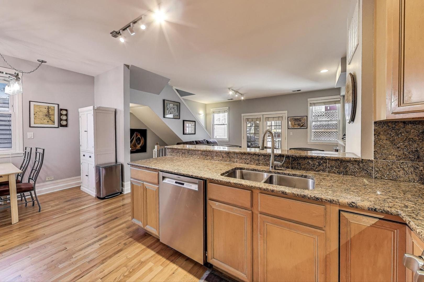 1437 W Belmont Avenue Unit: 4