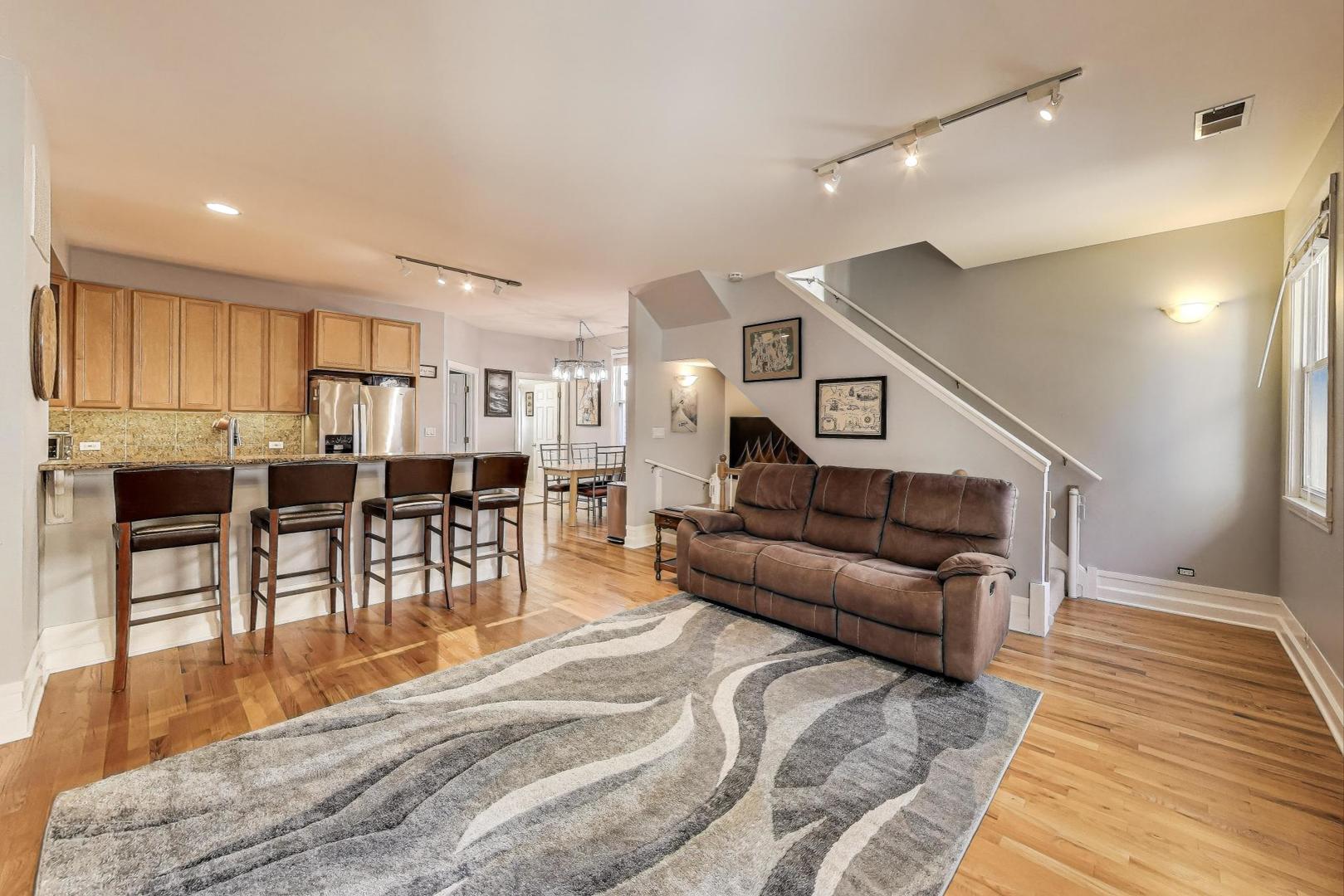 1437 W Belmont Avenue Unit: 4