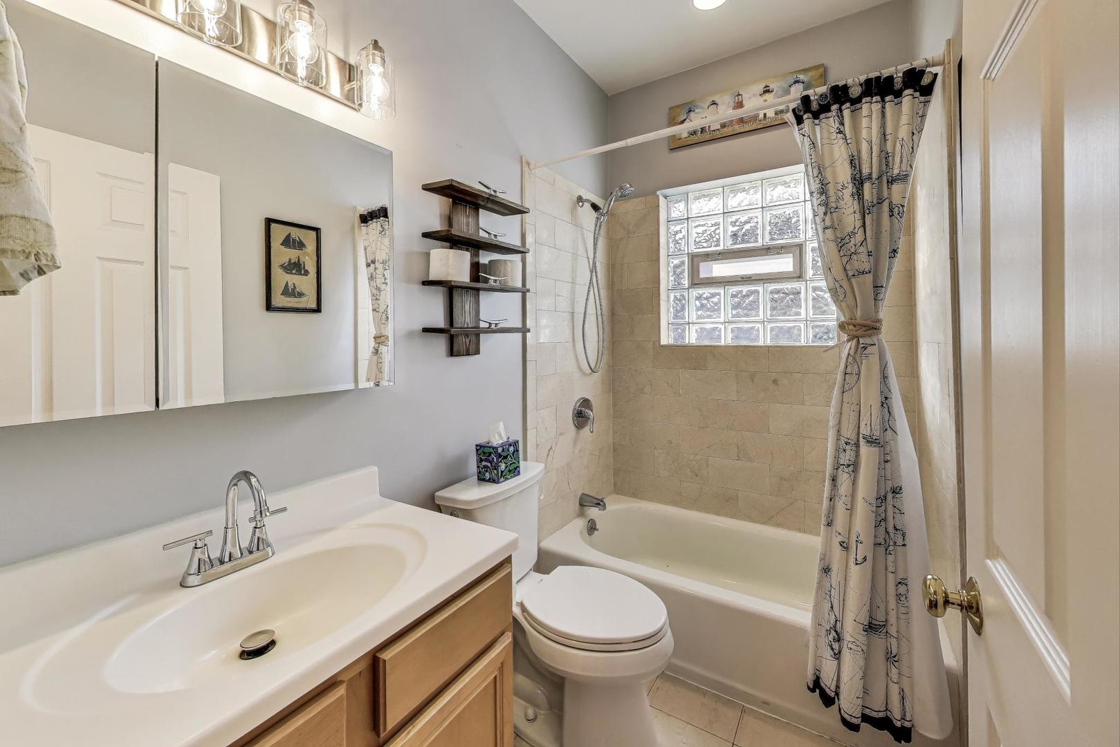 1437 W Belmont Avenue Unit: 4