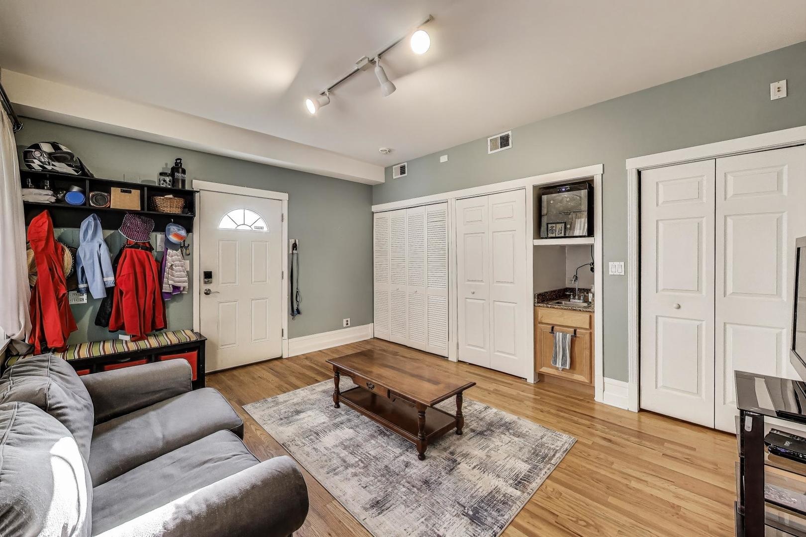 1437 W Belmont Avenue Unit: 4