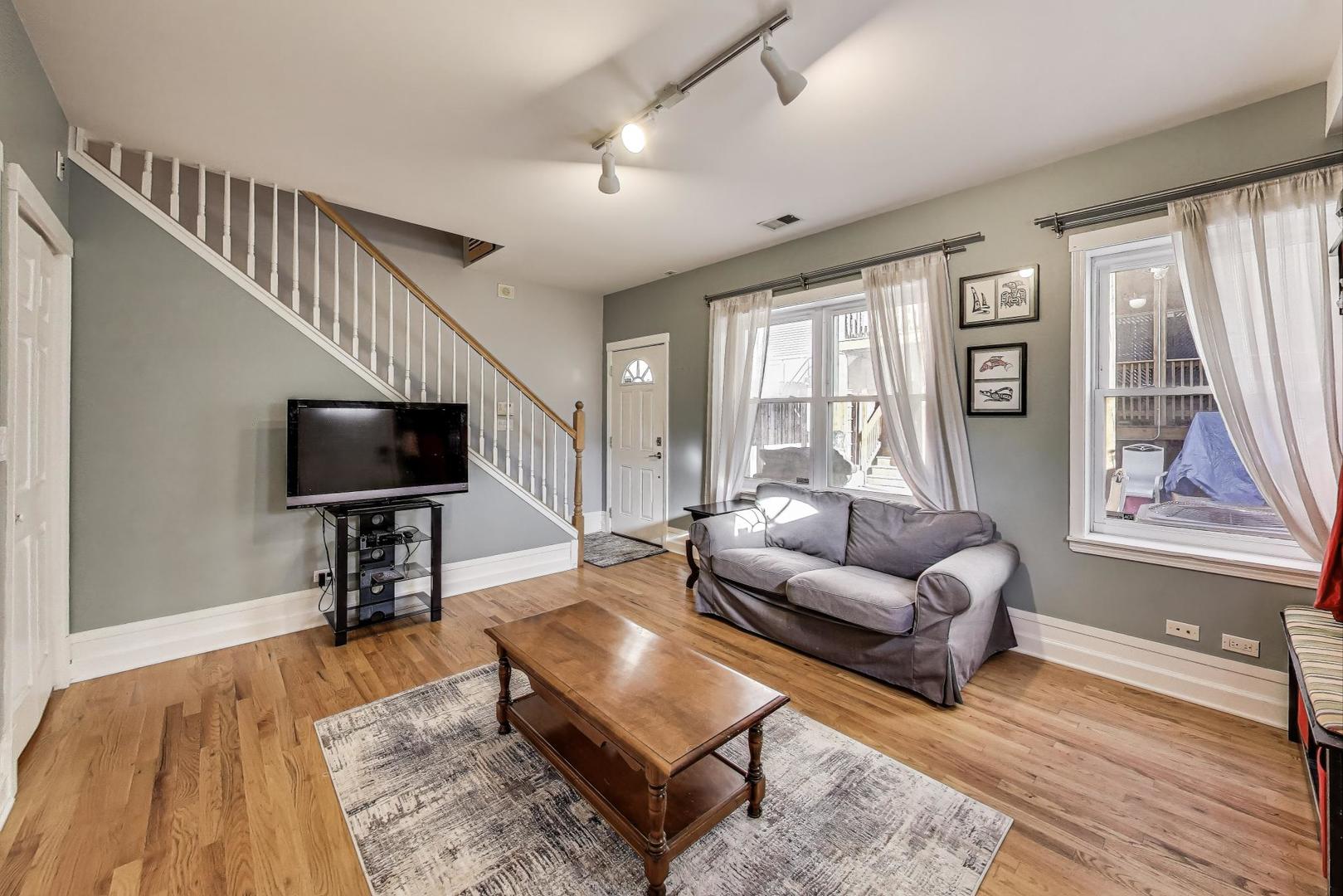 1437 W Belmont Avenue Unit: 4