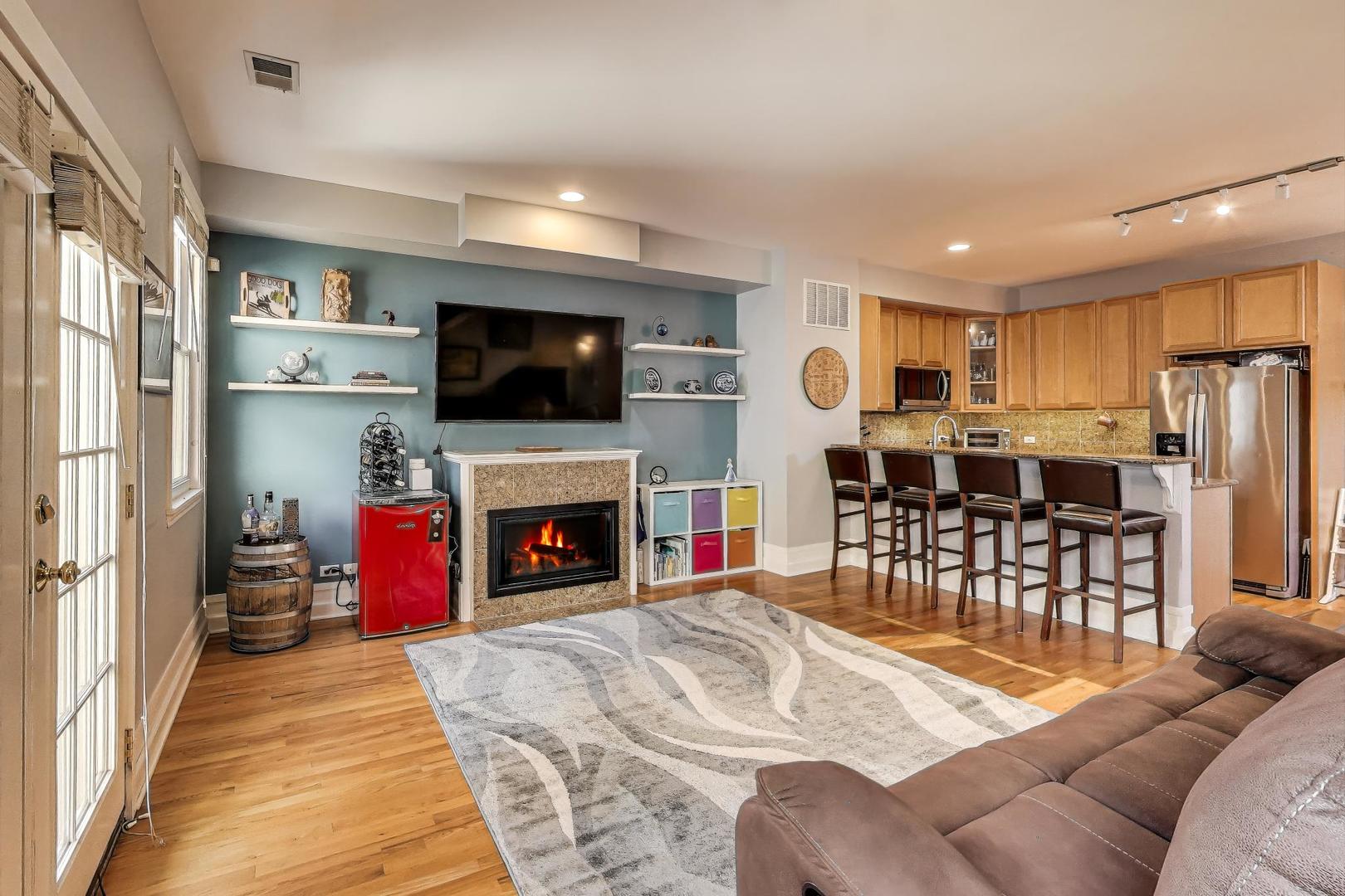 1437 W Belmont Avenue Unit: 4