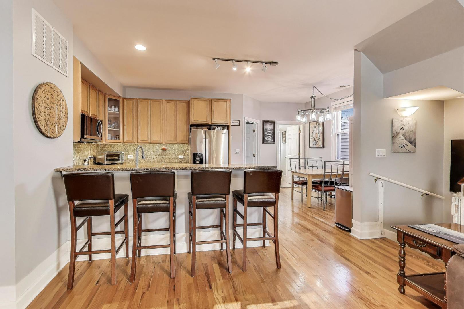 1437 W Belmont Avenue Unit: 4