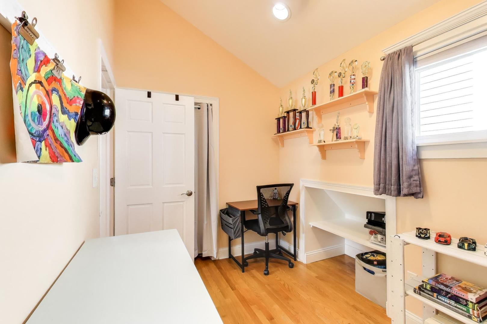 4333 N Oakley Avenue