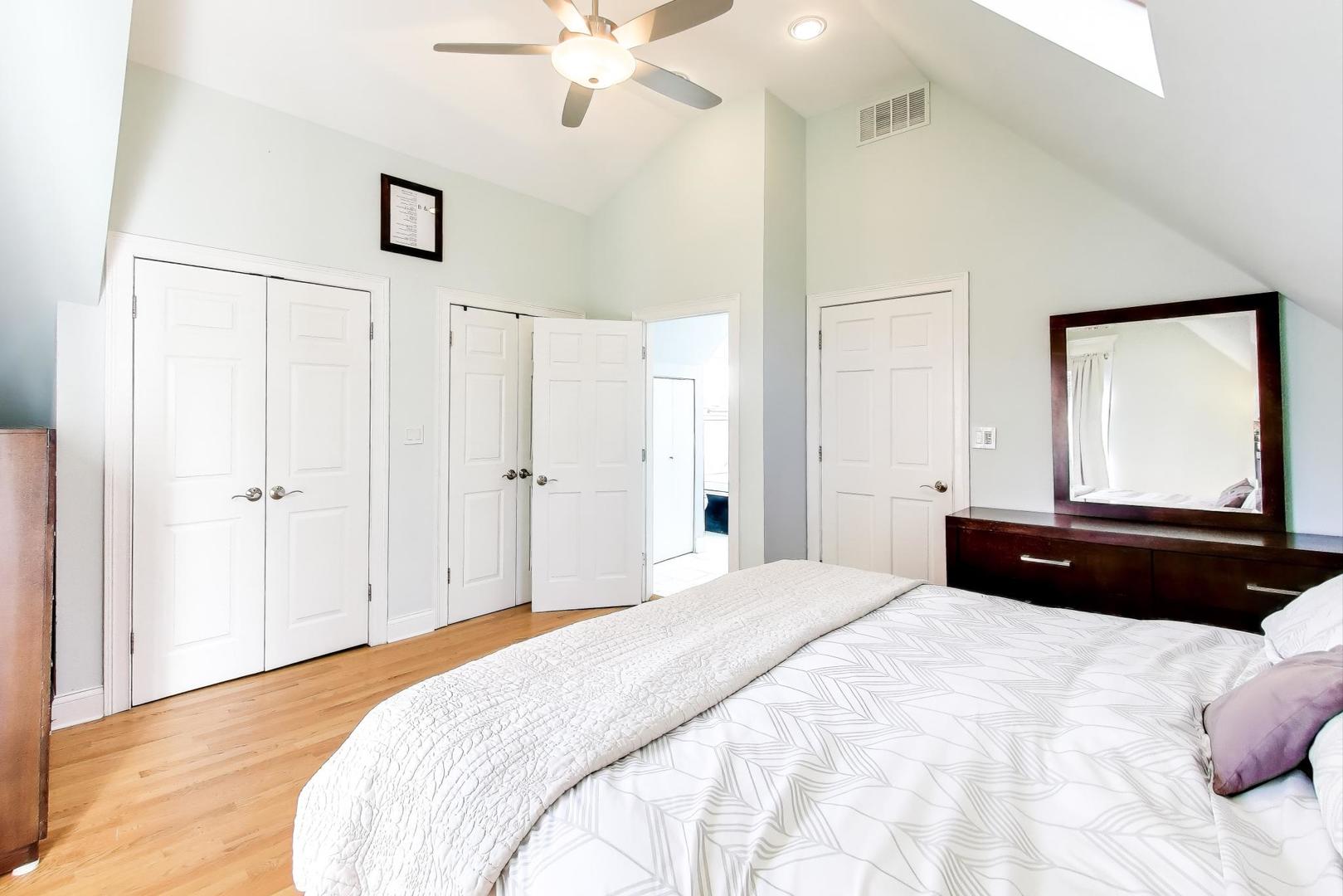 4333 N Oakley Avenue