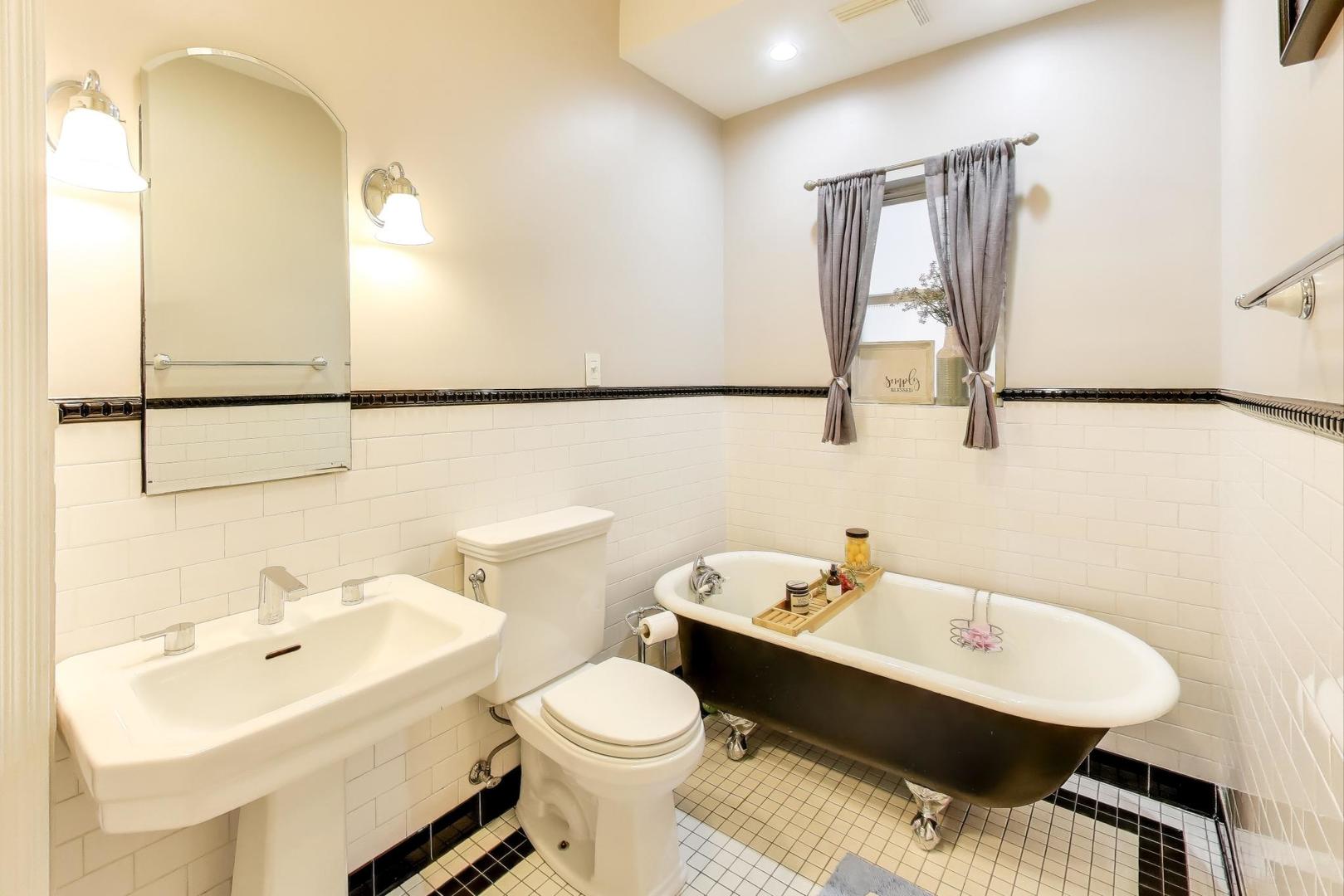 4333 N Oakley Avenue