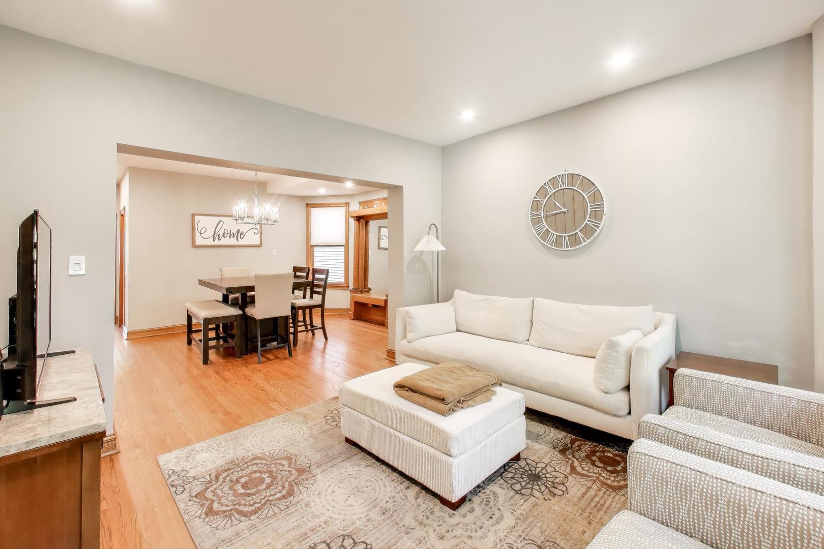 4333 N Oakley Avenue