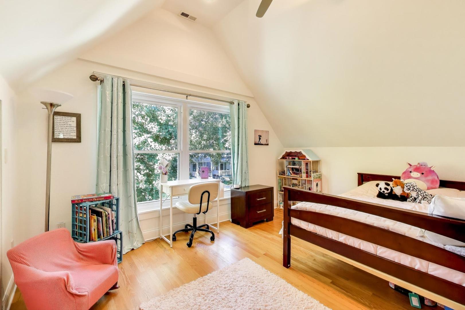 4333 N Oakley Avenue