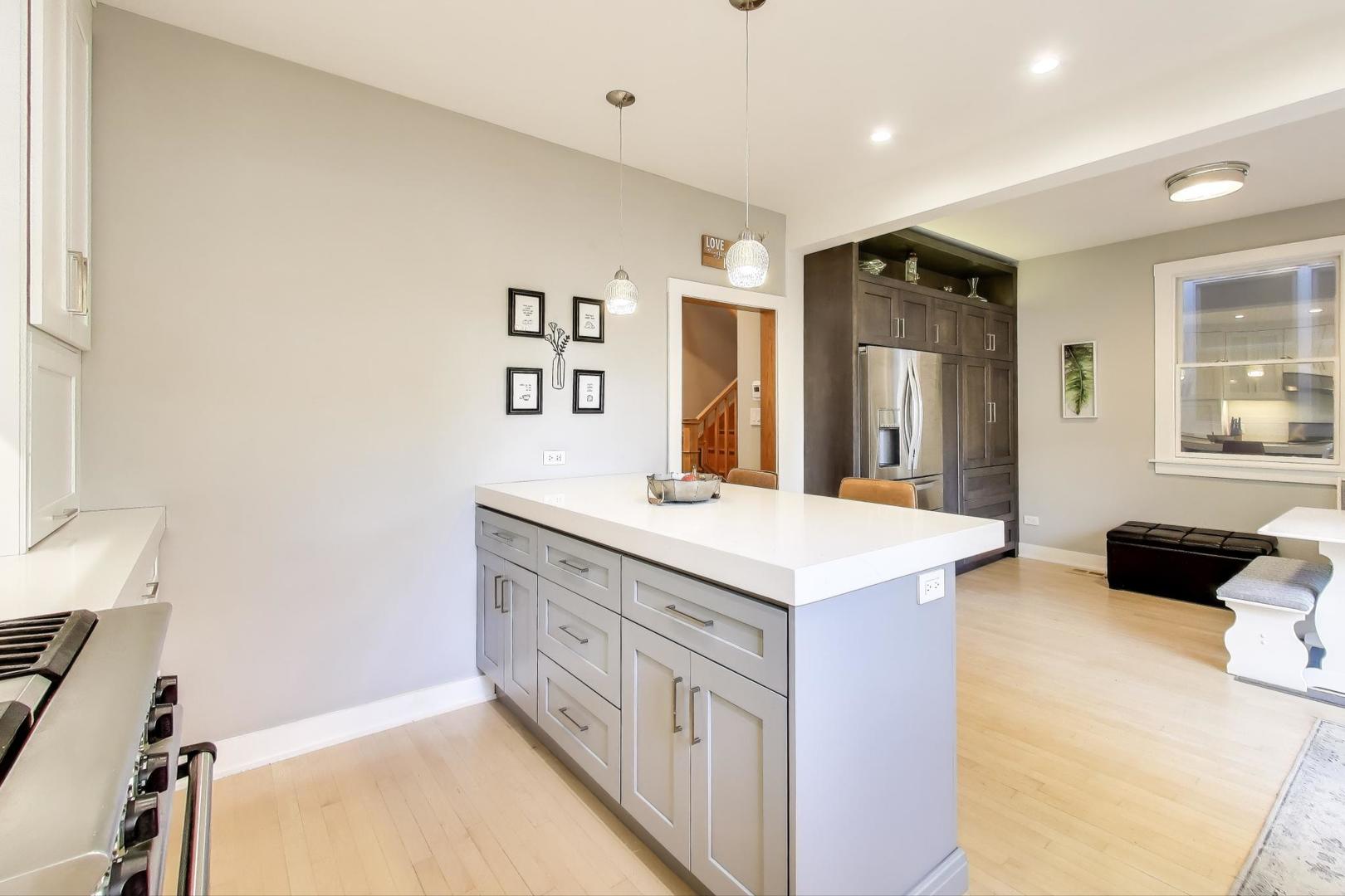 4333 N Oakley Avenue