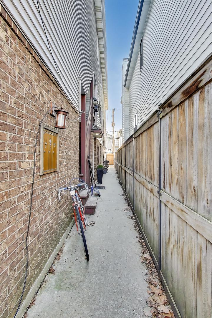 3442 N DAMEN Avenue Unit: 3