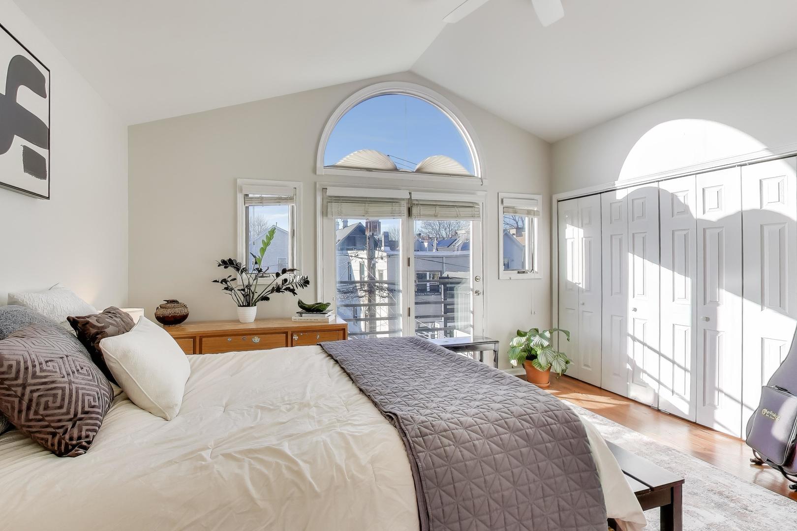 3442 N DAMEN Avenue Unit: 3