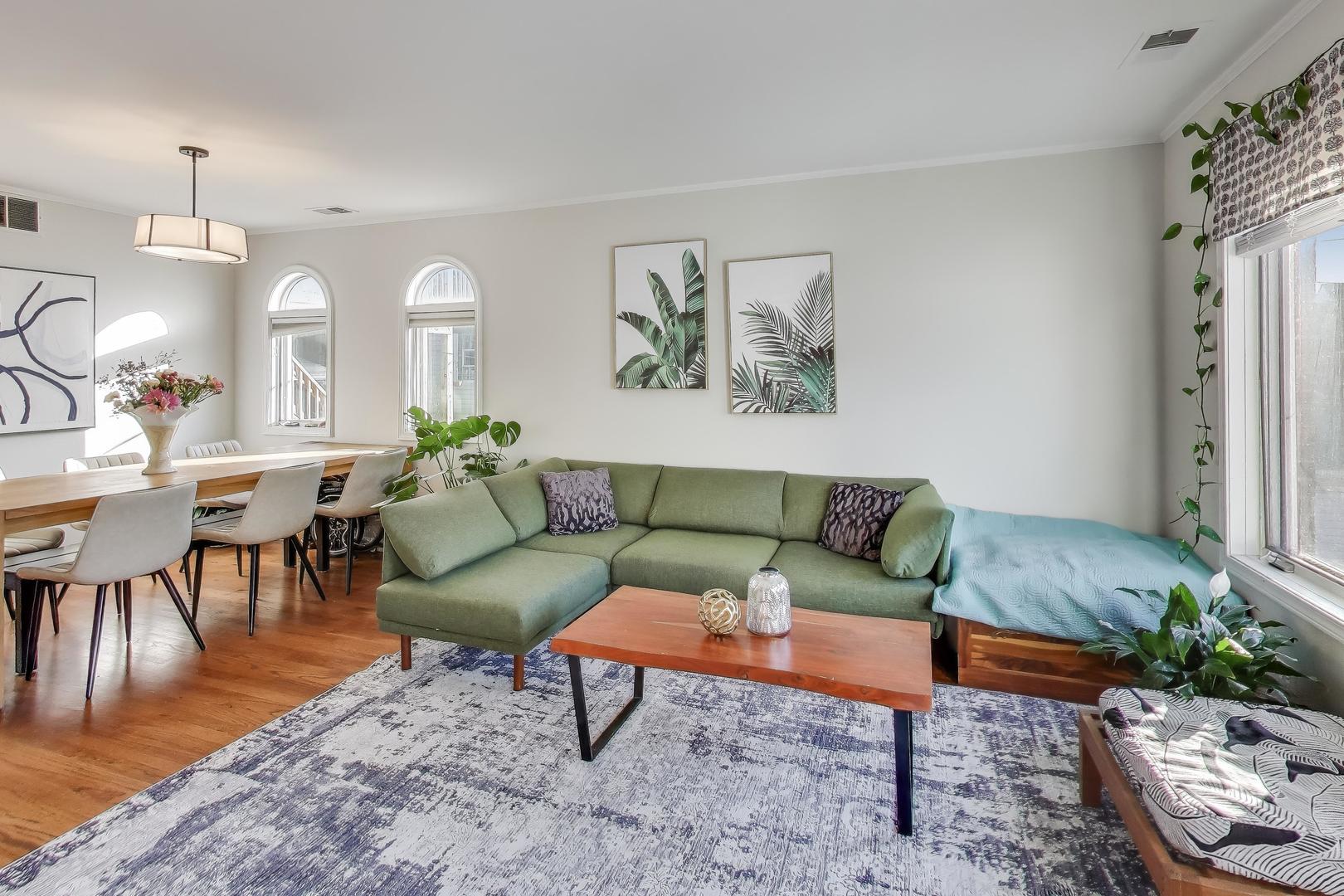 3442 N DAMEN Avenue Unit: 3