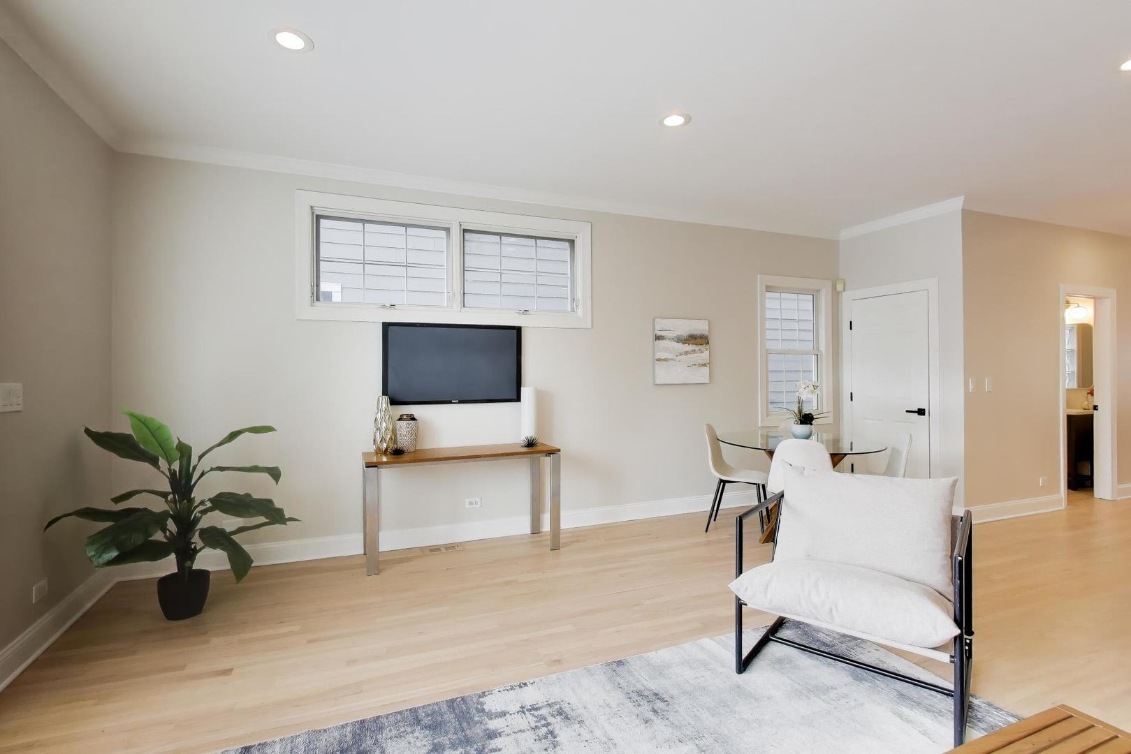 1919 W FLETCHER Street