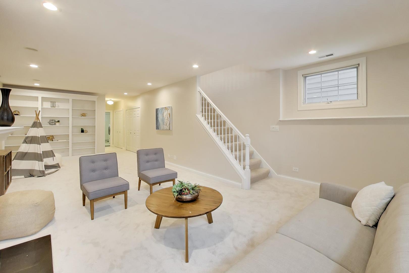 1919 W FLETCHER Street