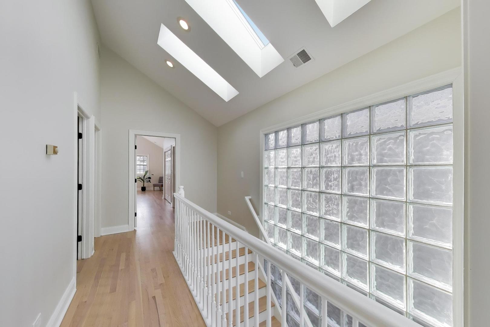 1919 W FLETCHER Street