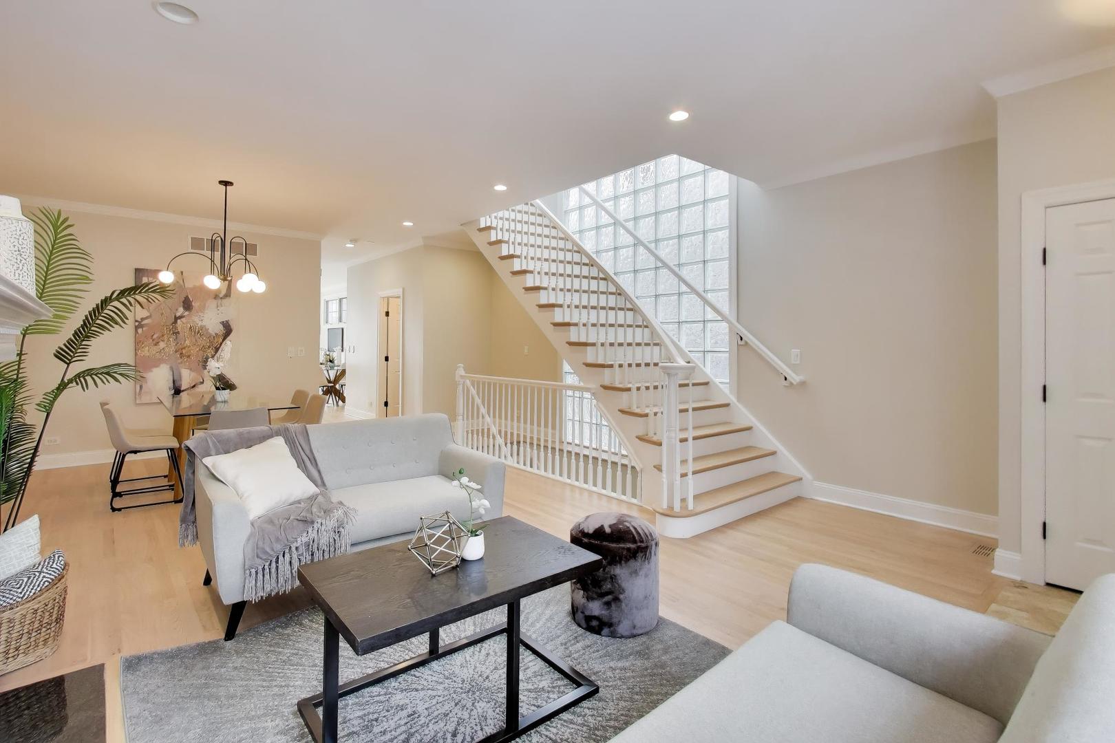 1919 W FLETCHER Street