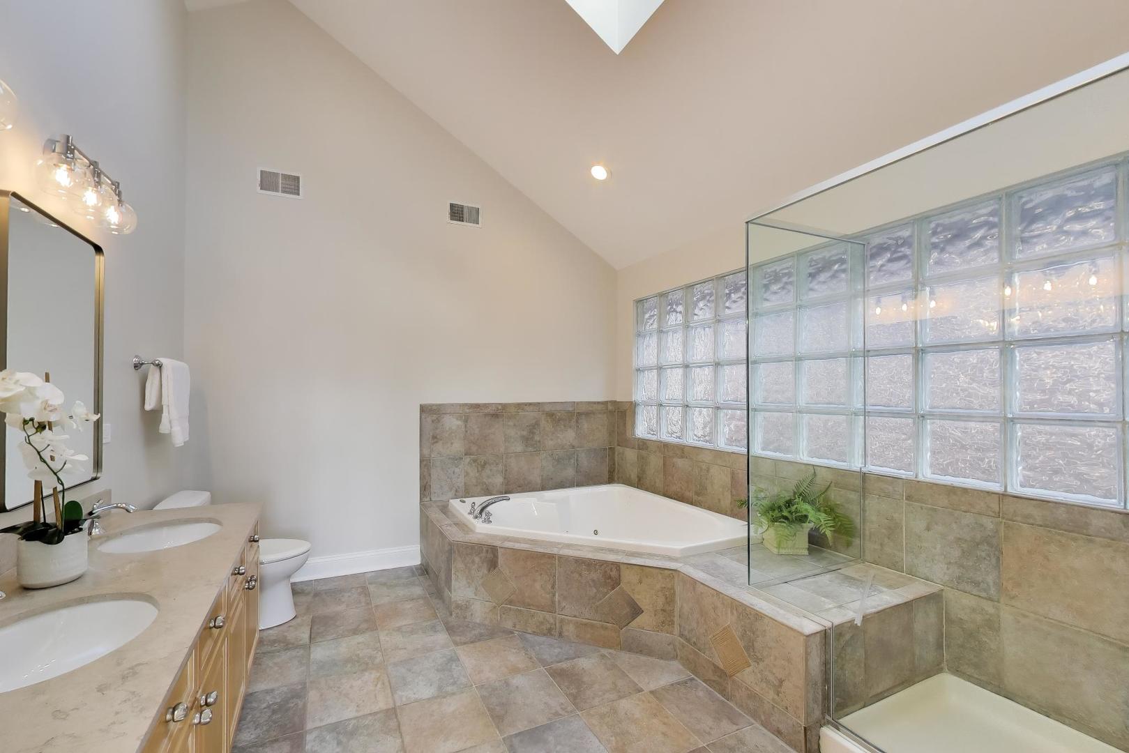 1919 W FLETCHER Street