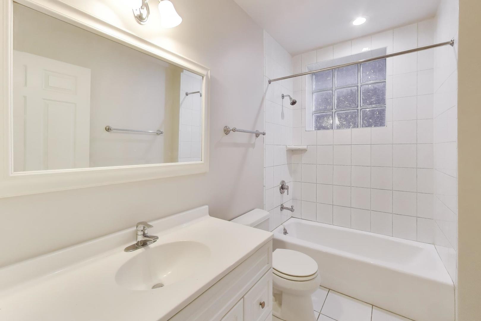 1919 W FLETCHER Street