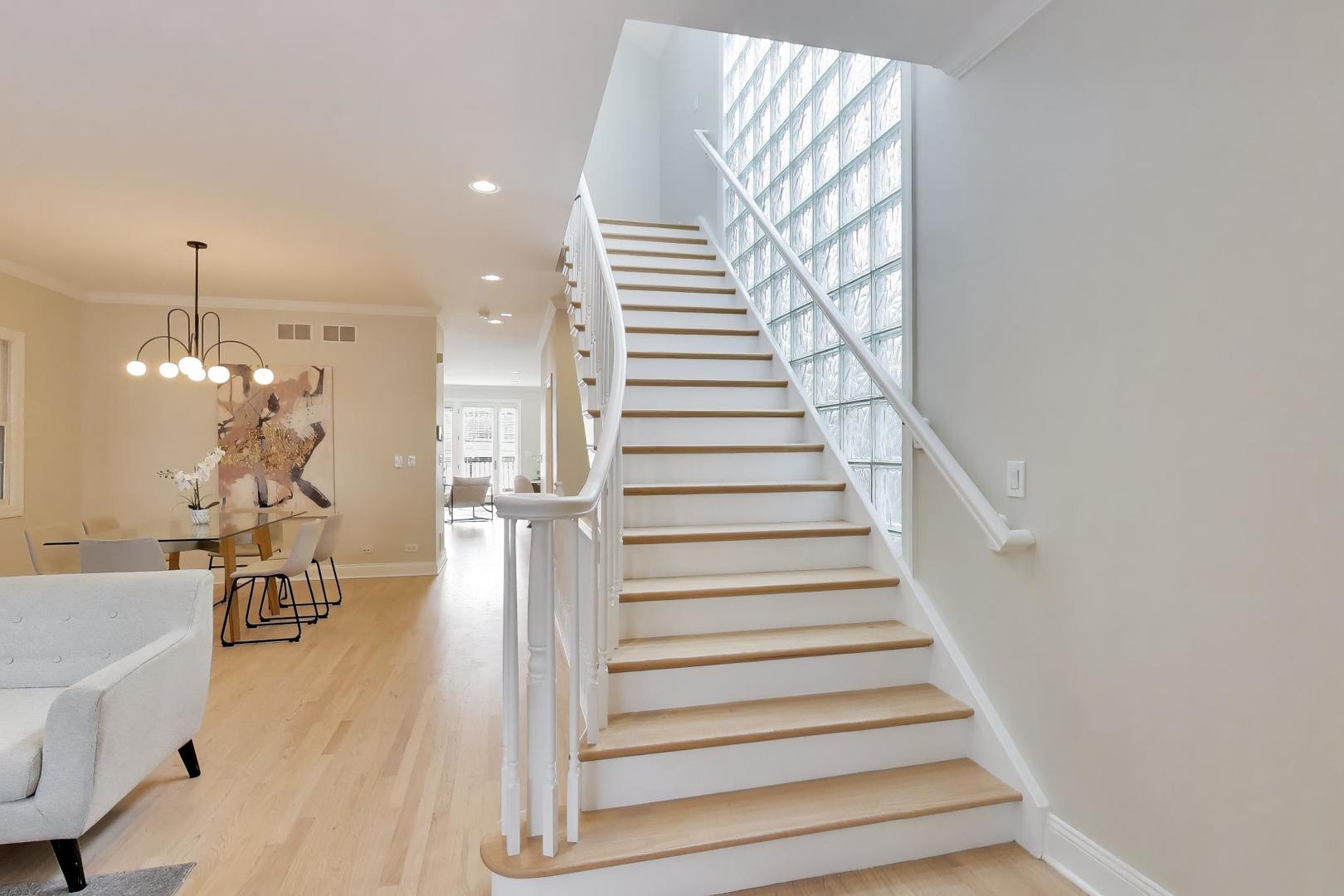 1919 W FLETCHER Street