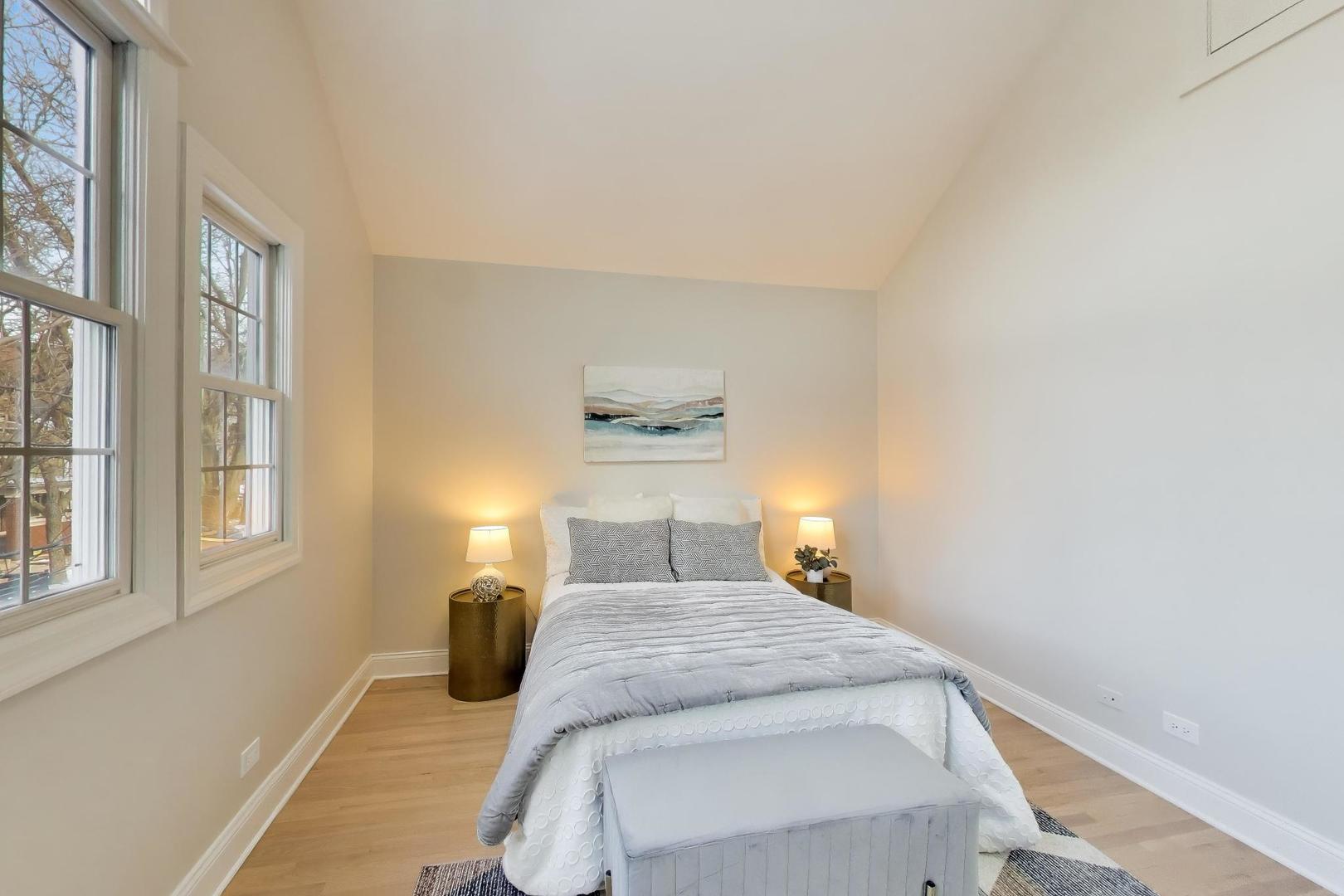 1919 W FLETCHER Street