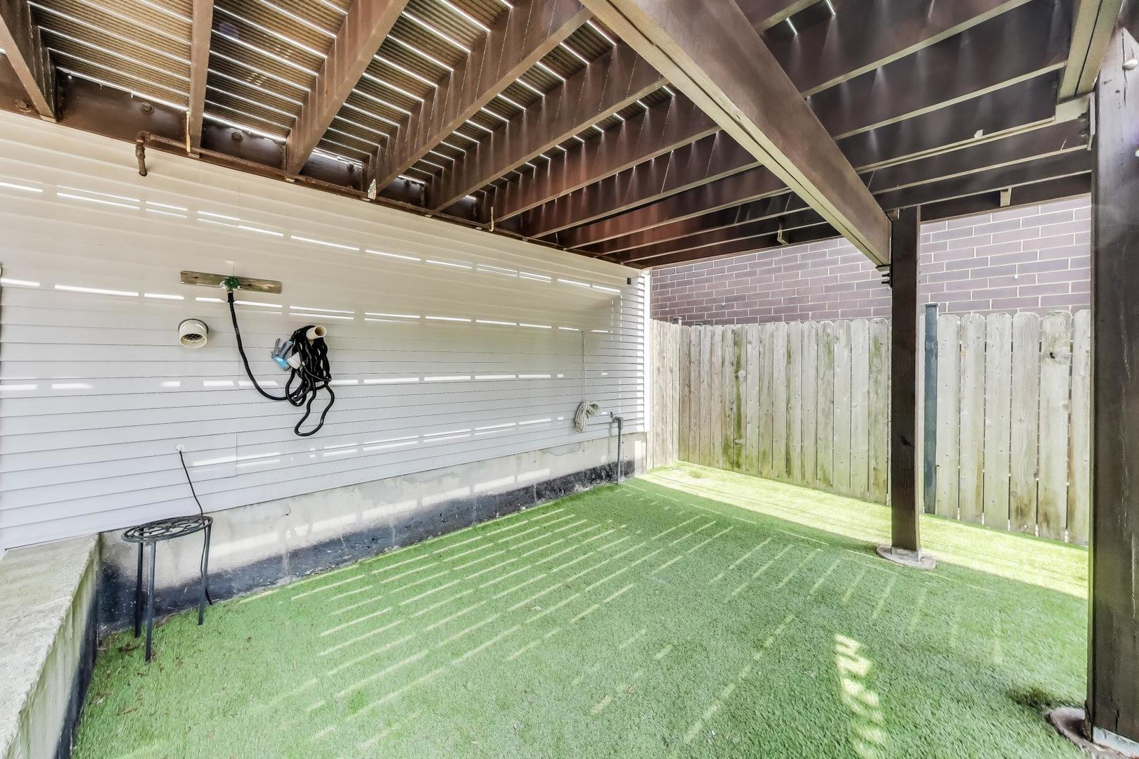 1919 W FLETCHER Street