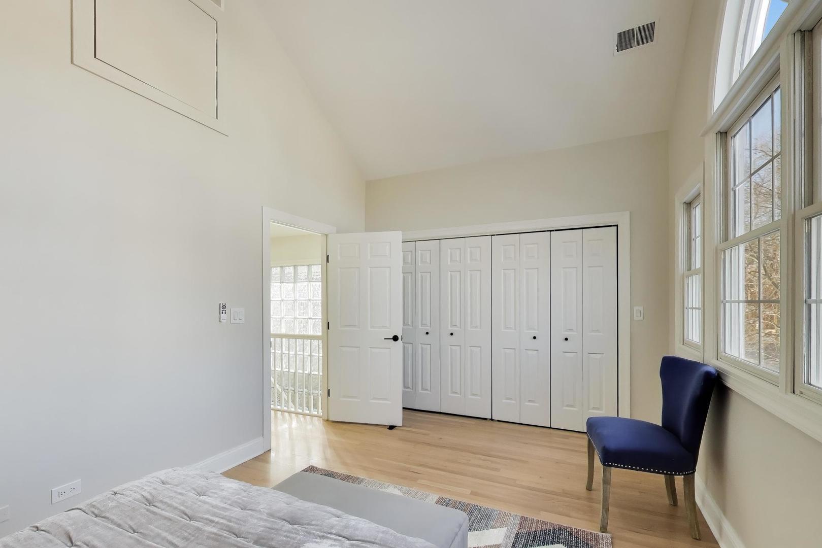 1919 W FLETCHER Street