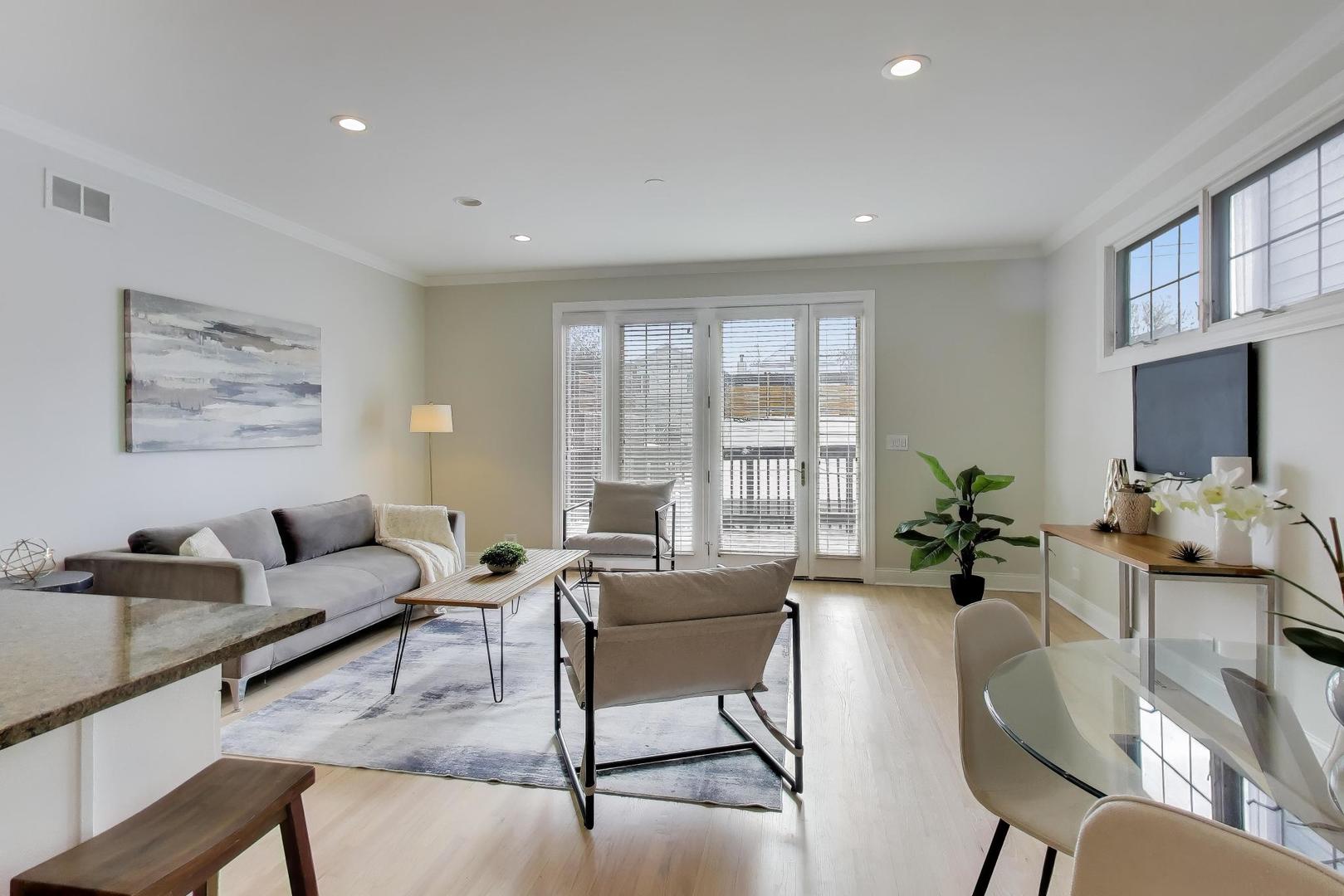 1919 W FLETCHER Street