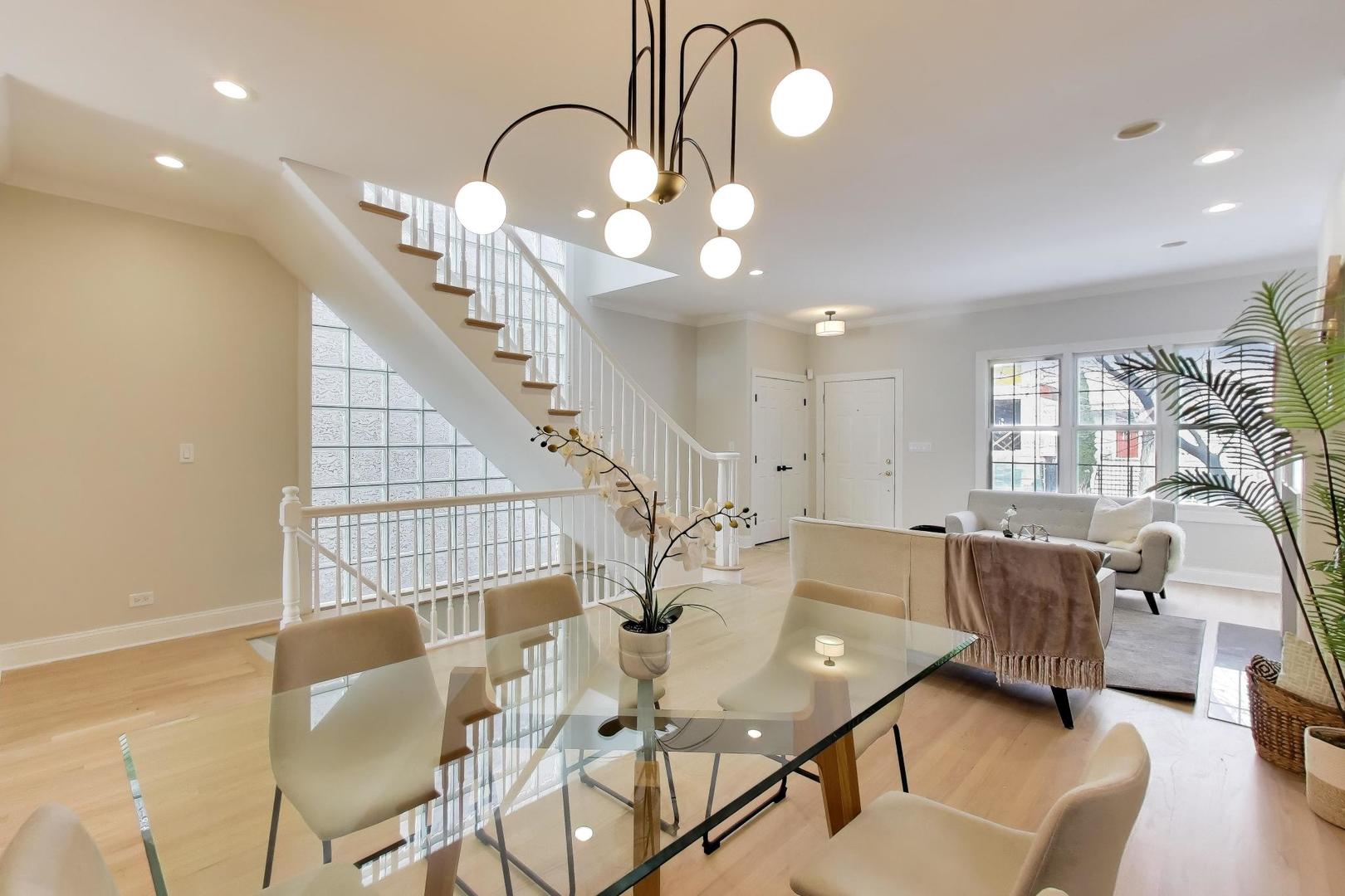 1919 W FLETCHER Street