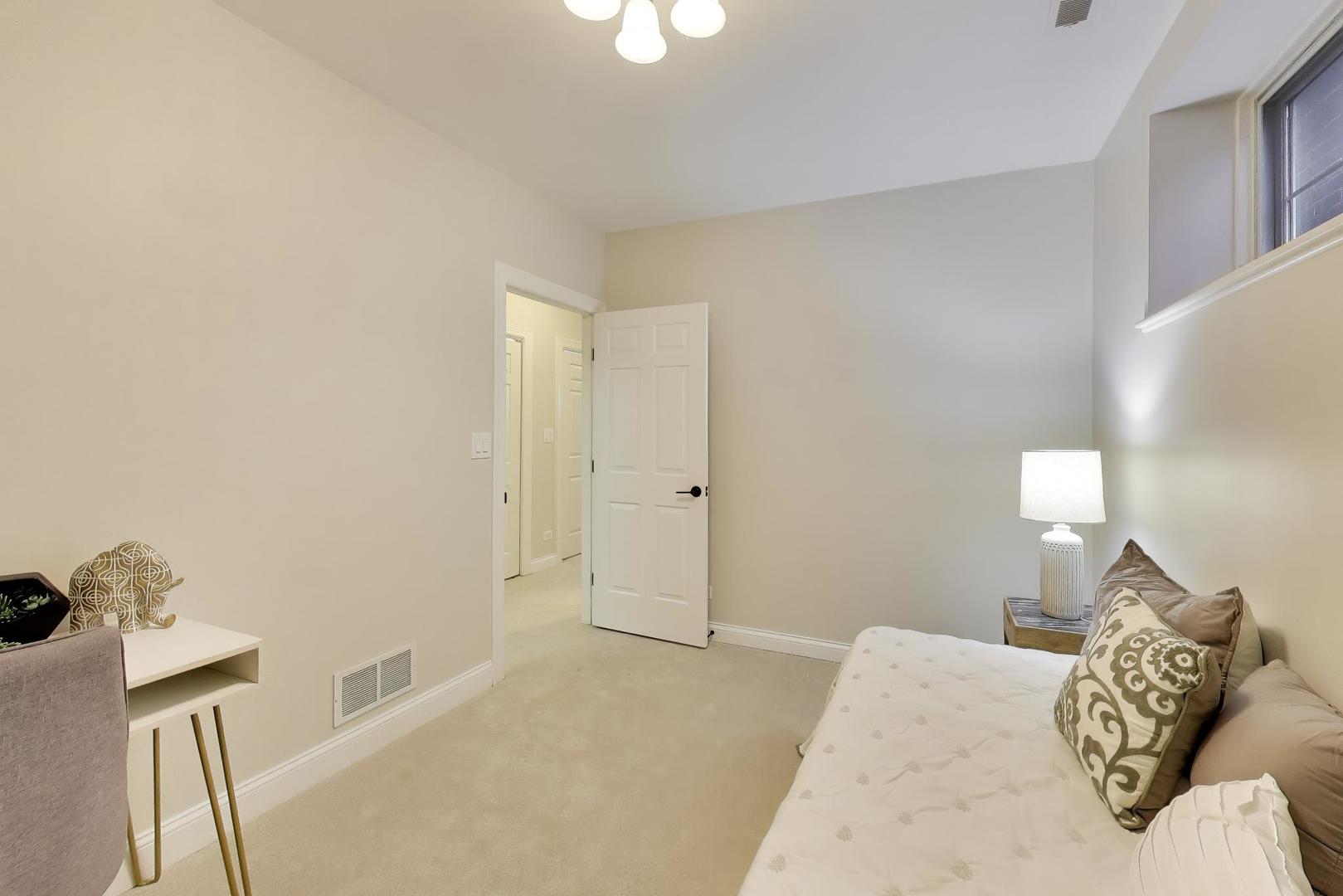 1919 W FLETCHER Street