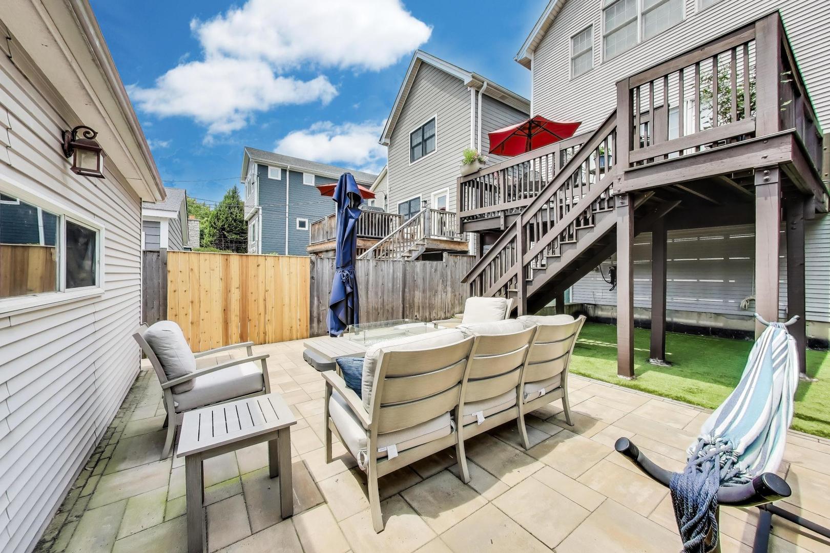 1919 W FLETCHER Street