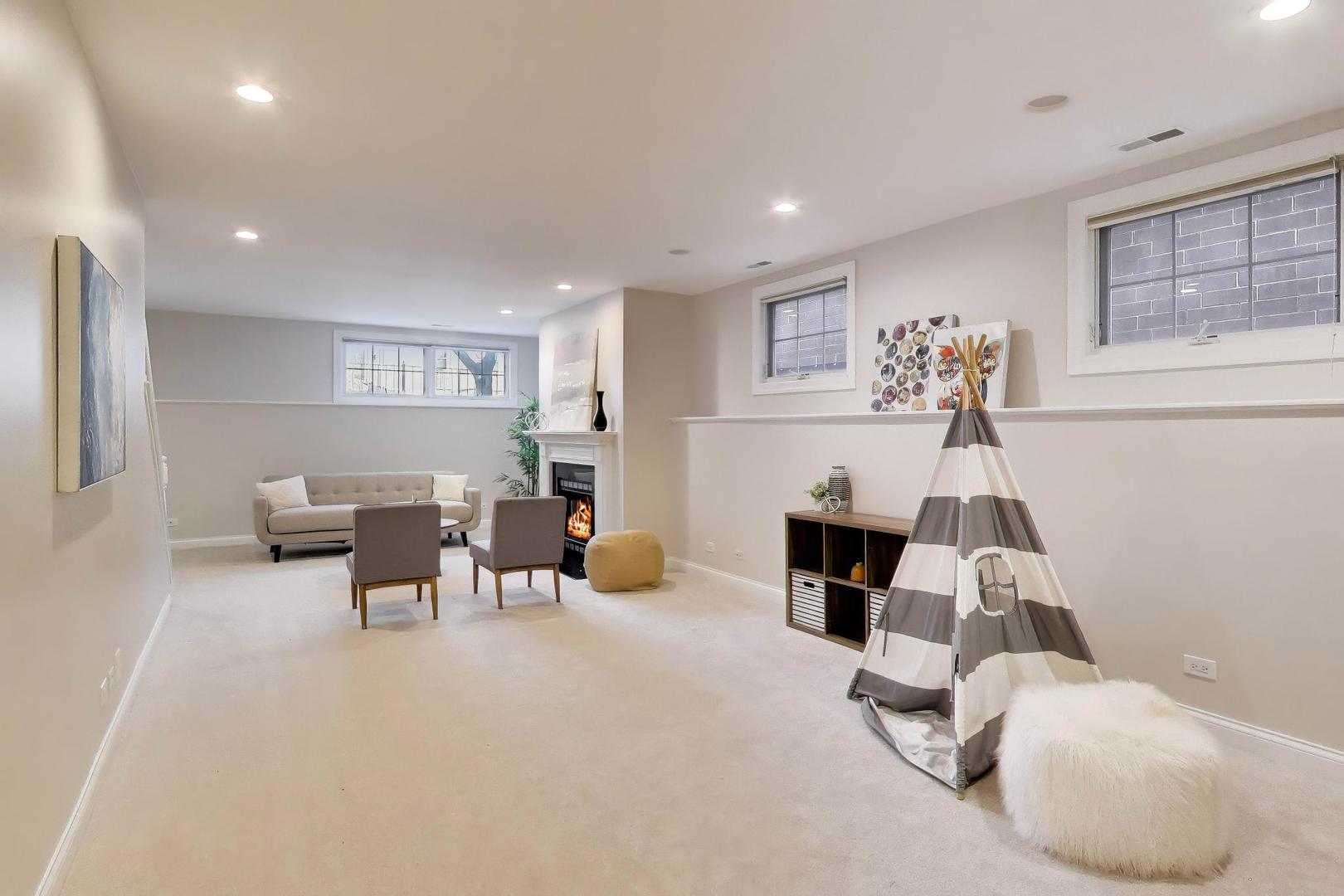 1919 W FLETCHER Street