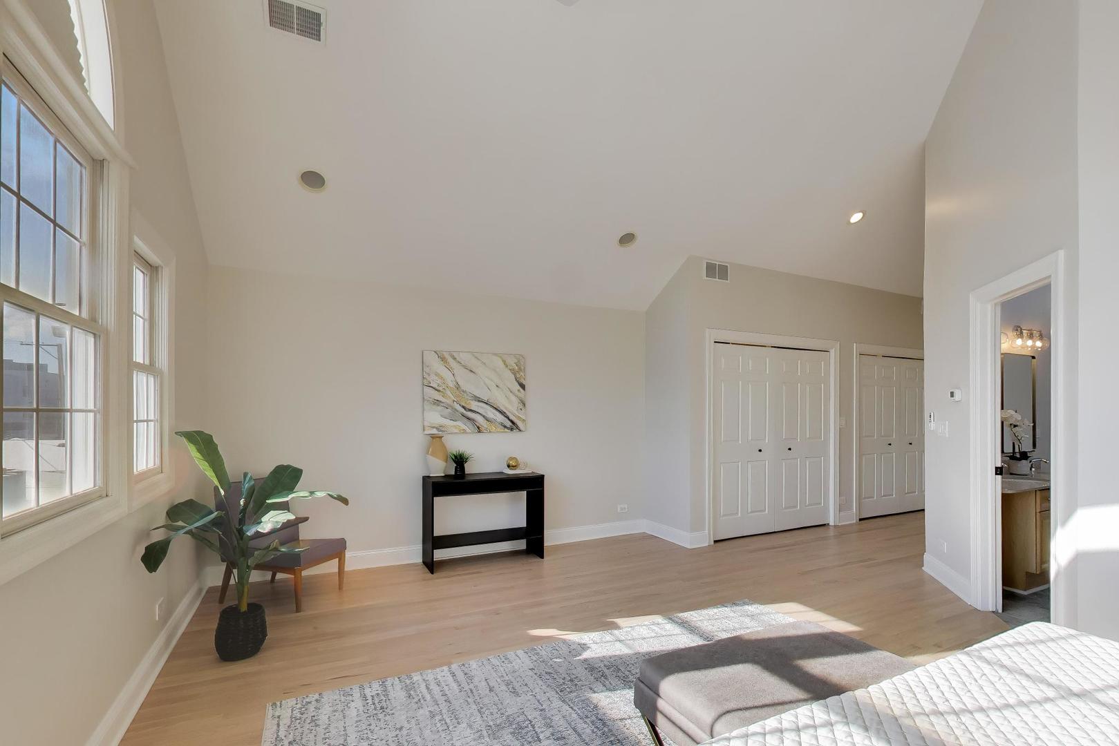 1919 W FLETCHER Street