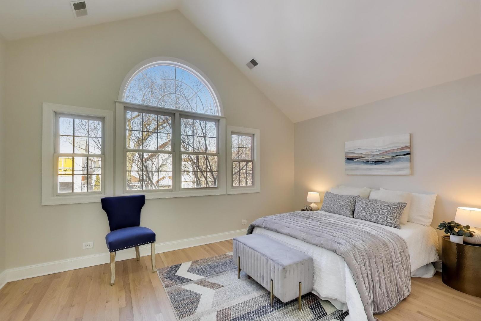 1919 W FLETCHER Street