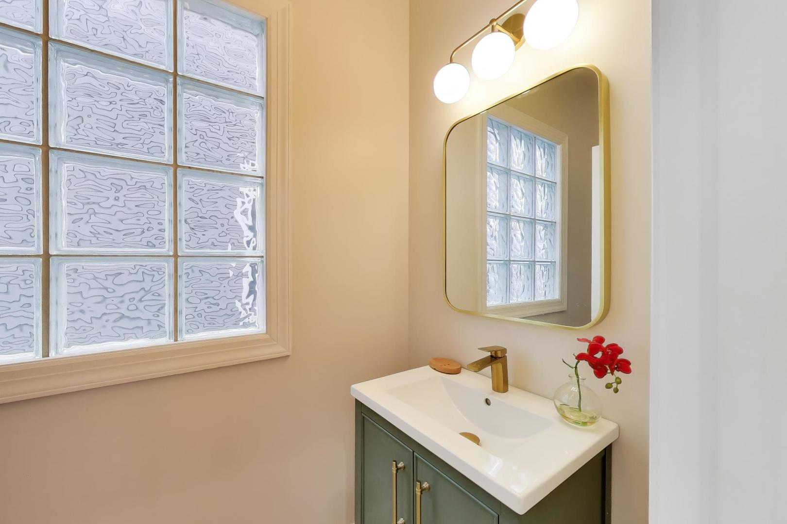 1919 W FLETCHER Street