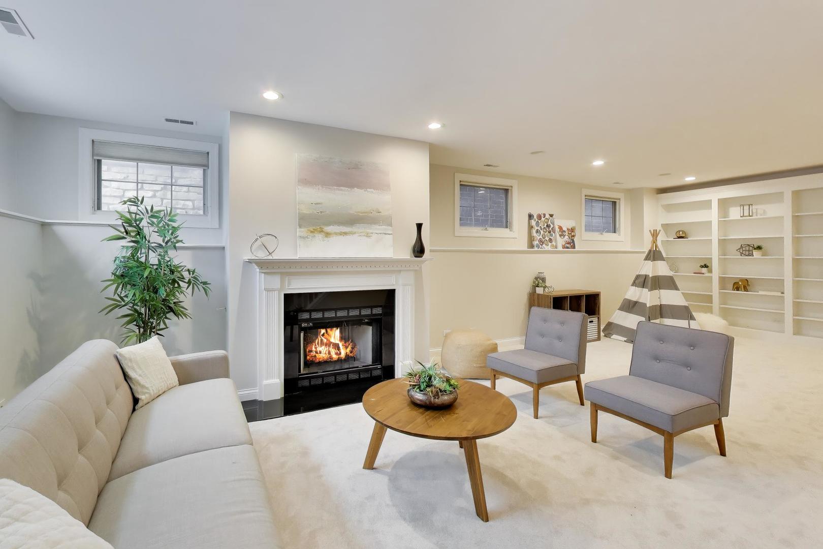 1919 W FLETCHER Street