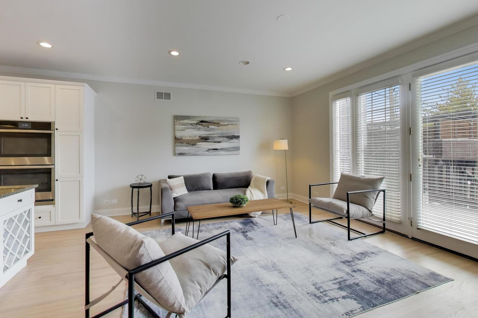 1919 W FLETCHER Street