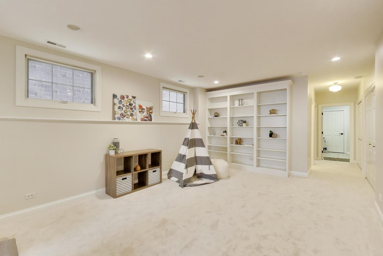 1919 W FLETCHER Street