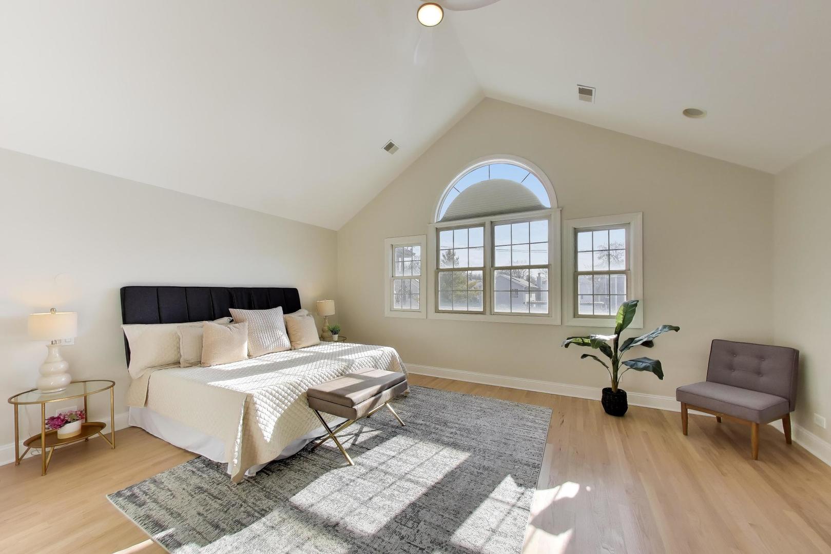 1919 W FLETCHER Street