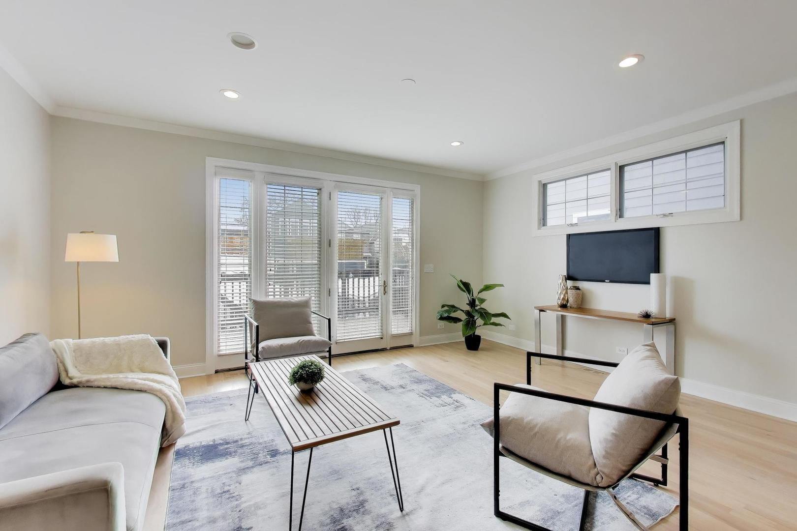 1919 W FLETCHER Street