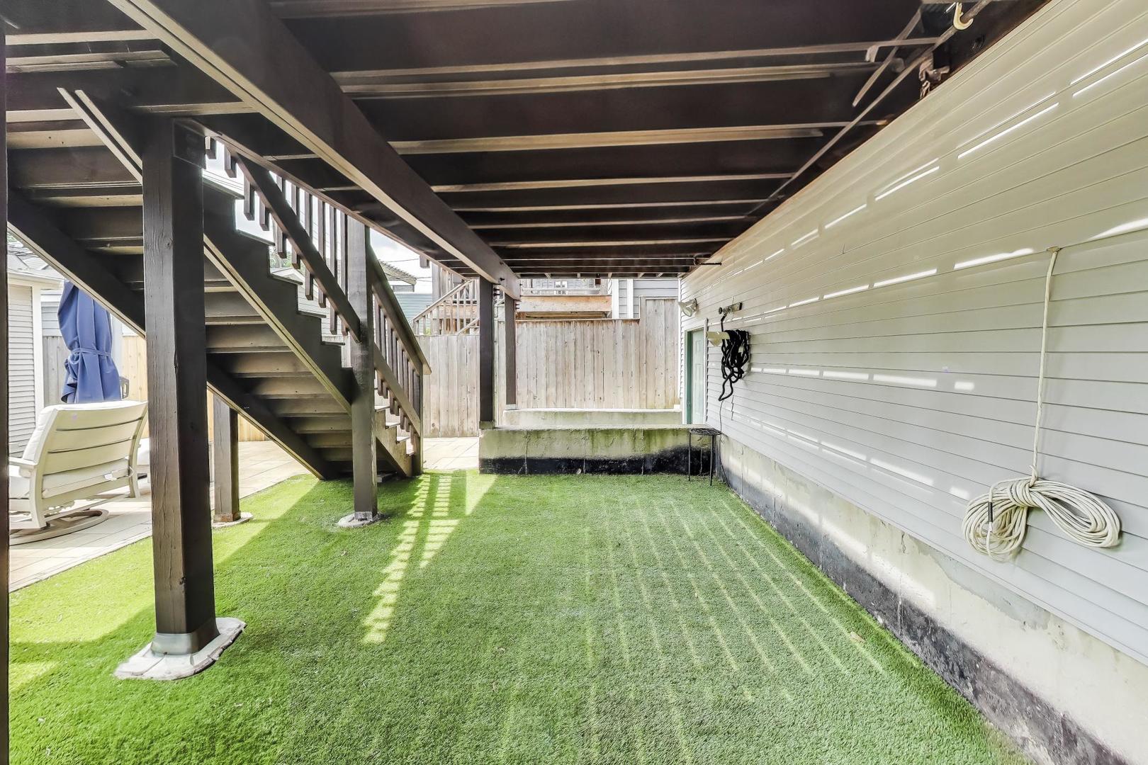 1919 W FLETCHER Street