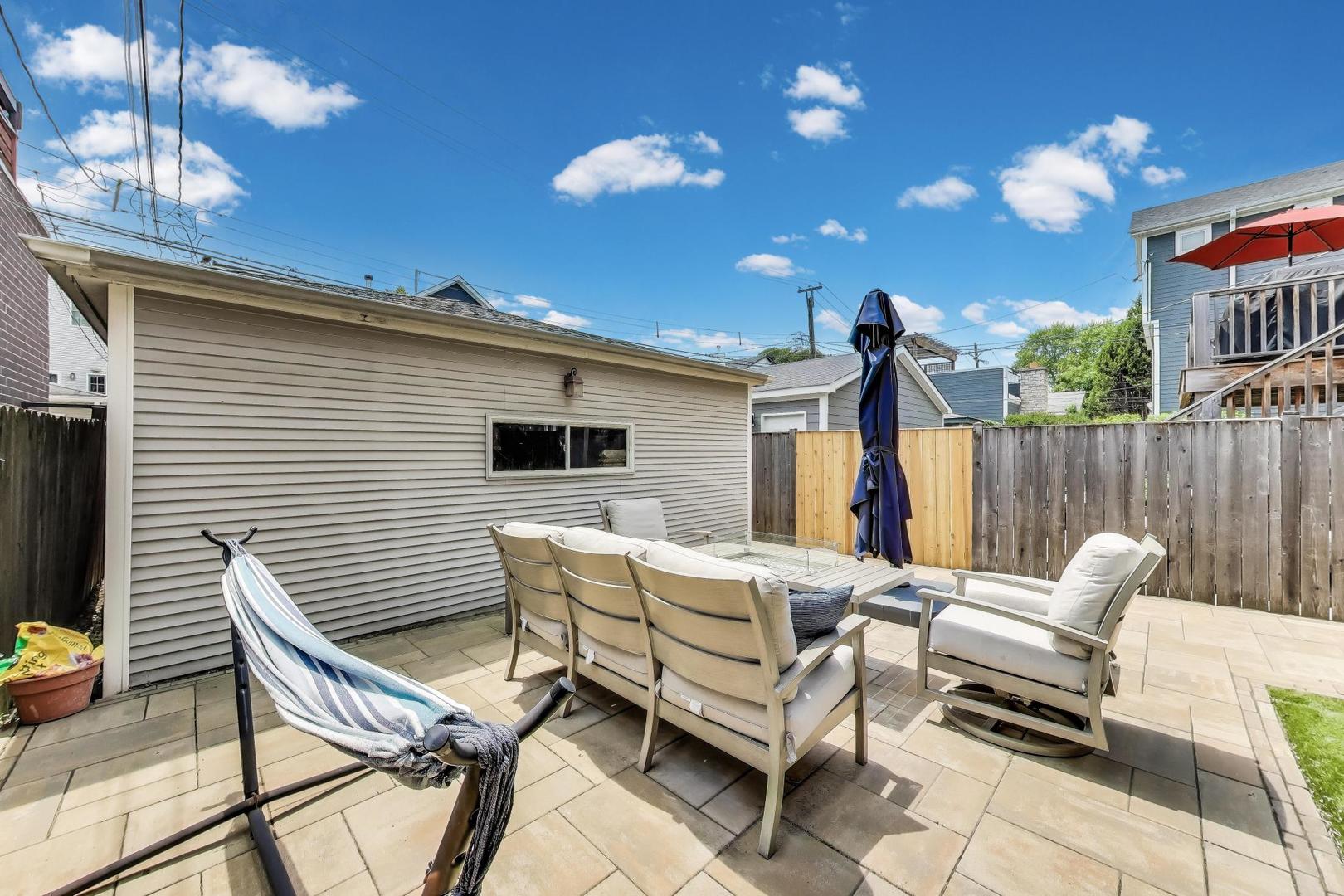 1919 W FLETCHER Street