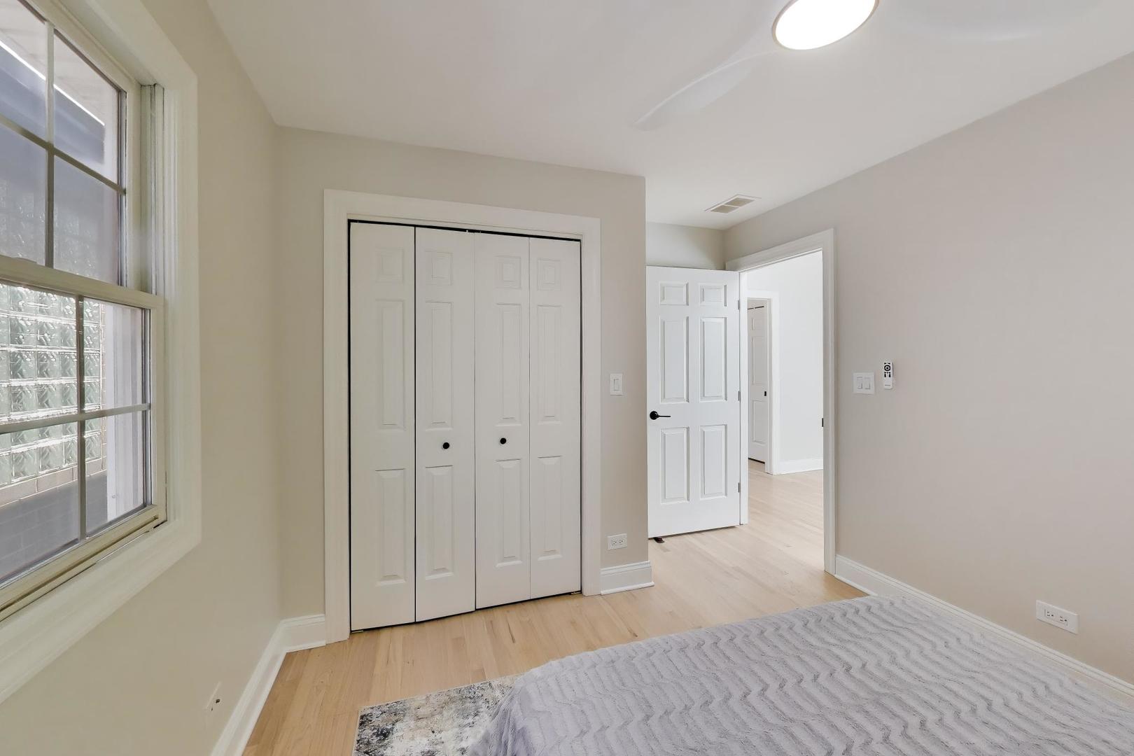 1919 W FLETCHER Street