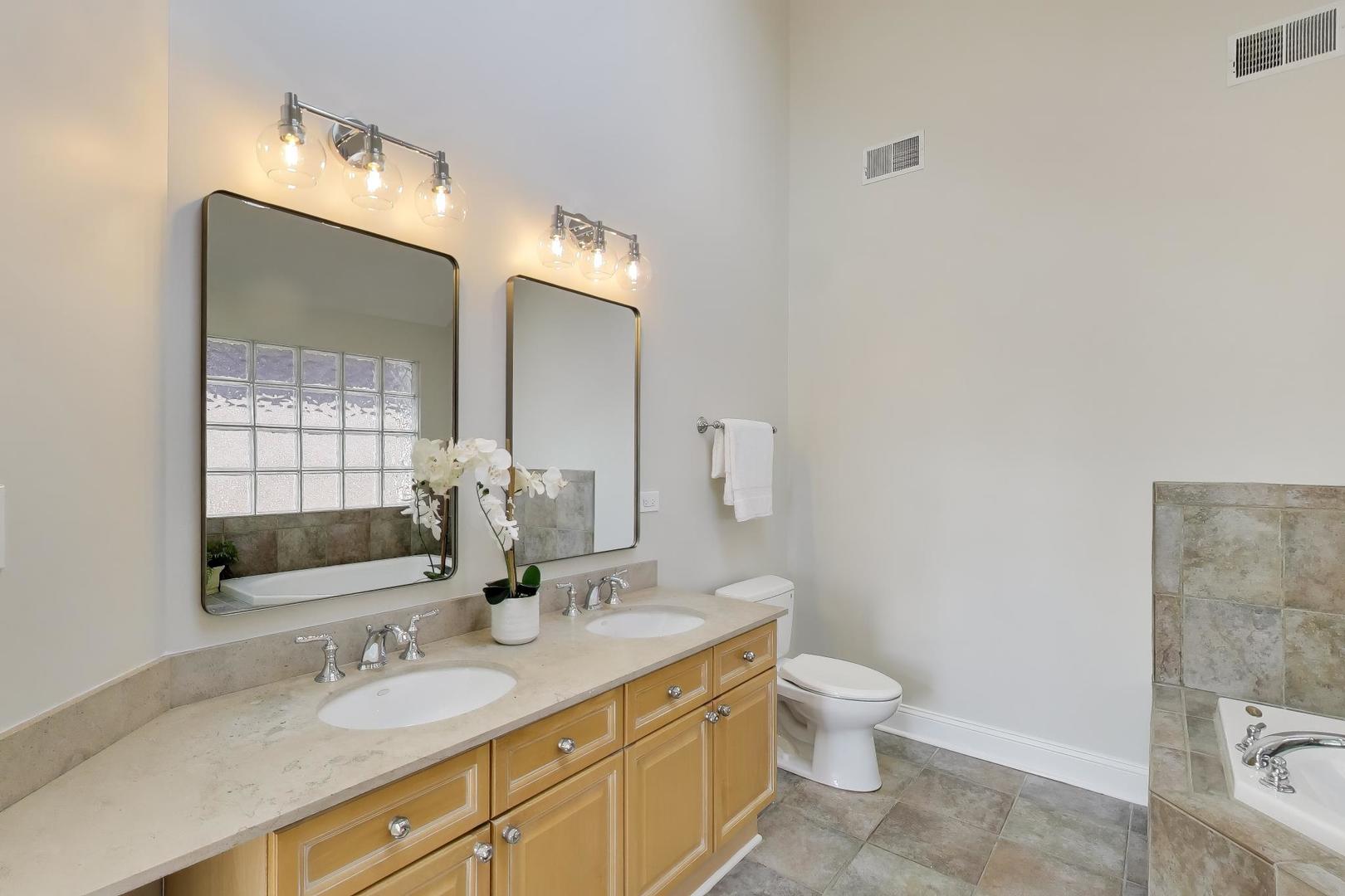 1919 W FLETCHER Street