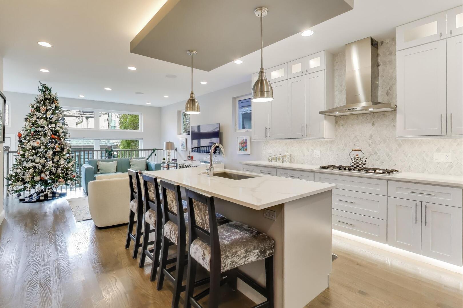 3943 N Francisco Avenue