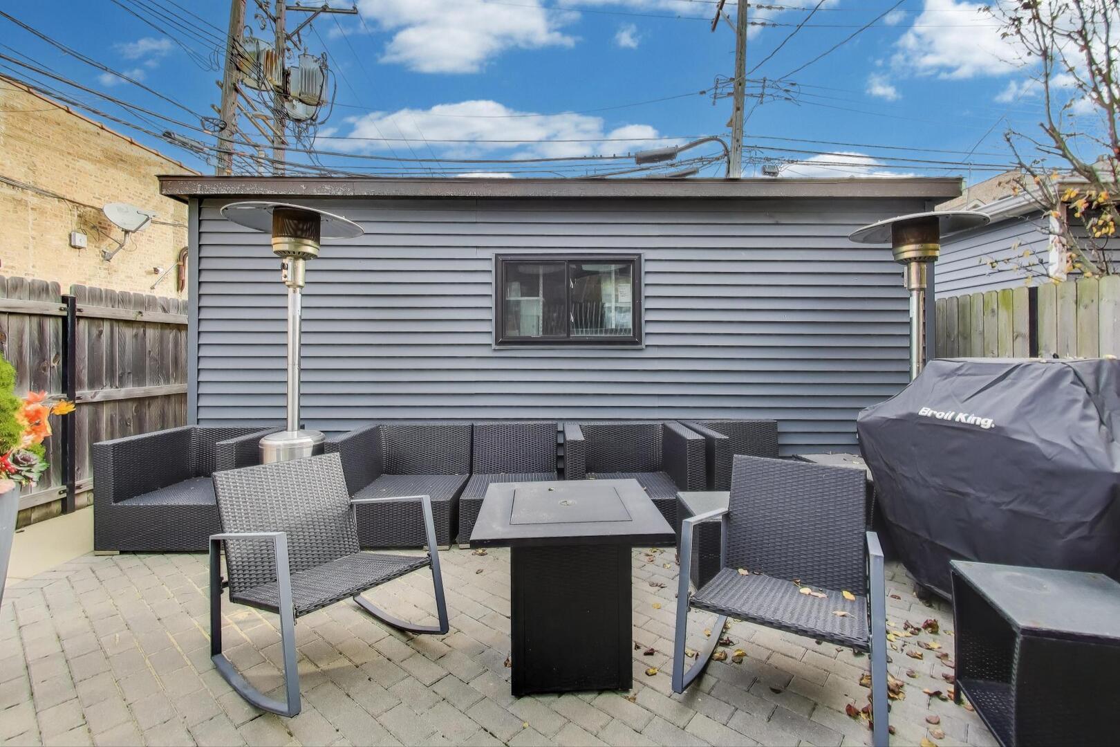 3943 N Francisco Avenue