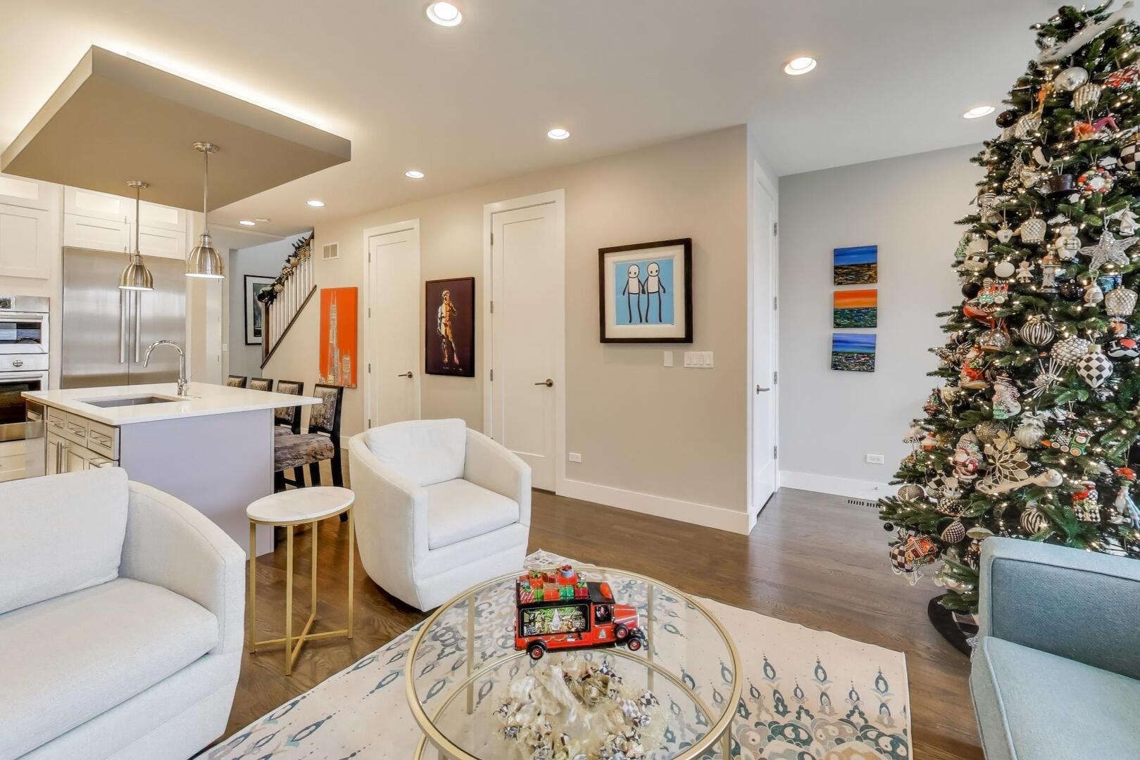 3943 N Francisco Avenue