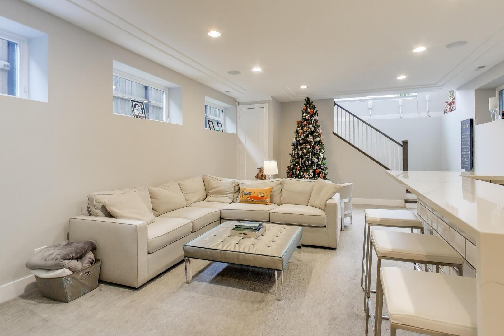 3943 N Francisco Avenue