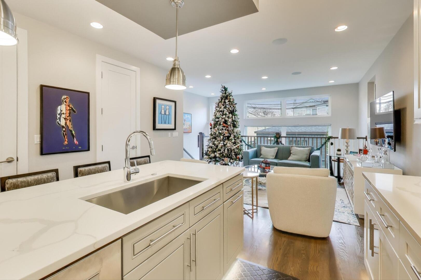 3943 N Francisco Avenue