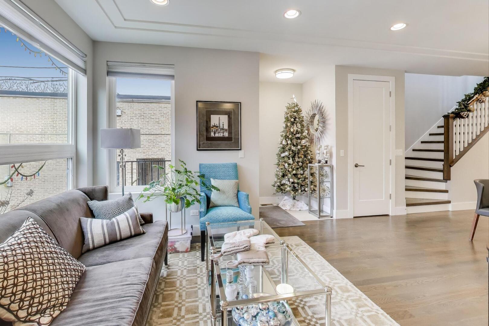 3943 N Francisco Avenue